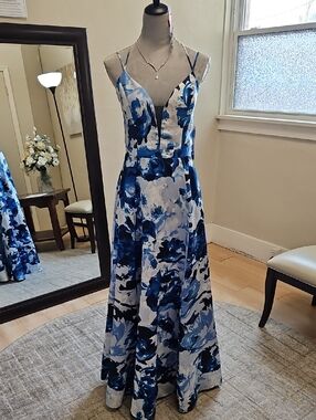 Size 13 (Jrs) fits like size 10 miss floral mikado Aline gown NWT